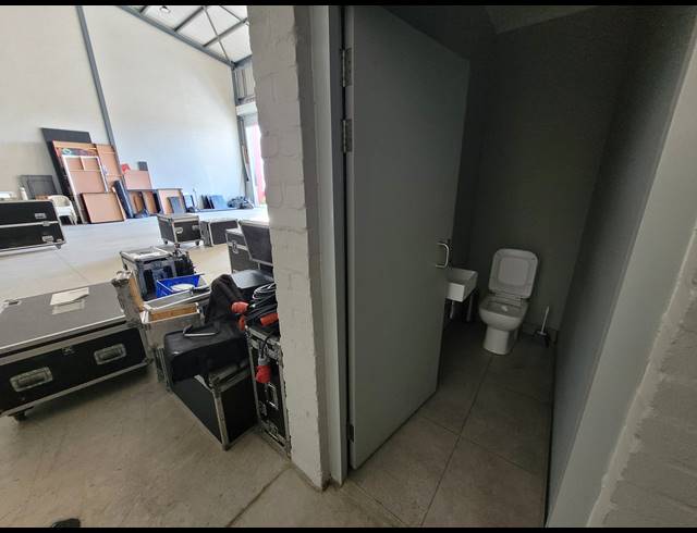 494M² WAREHOUSE TO LET IN STIKLAND INDUSTRIAL